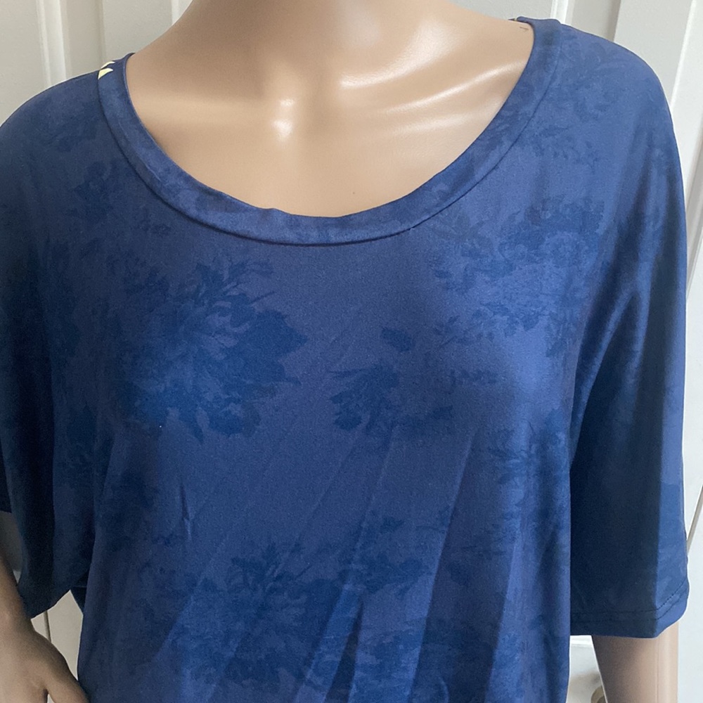 NWOT Love U Dear Womens 1X Adorable Bat Wing Navy Blouse. Floral and fun. - Picture 5 of 13